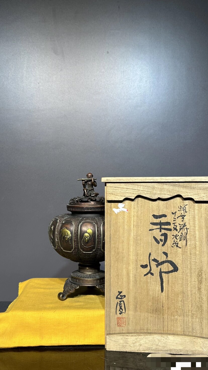 须贺正圆造三足型十二生肖香炉,重2.7千克,高25cm,肚径15.5cm