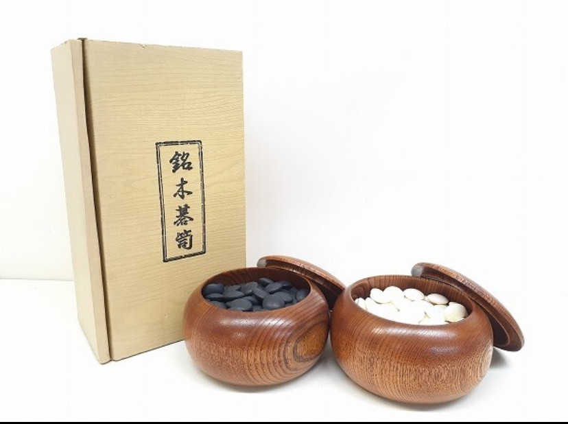 日本36号围棋 ,白子为天然贝壳,181颗,黑子为那智黑石182颗.