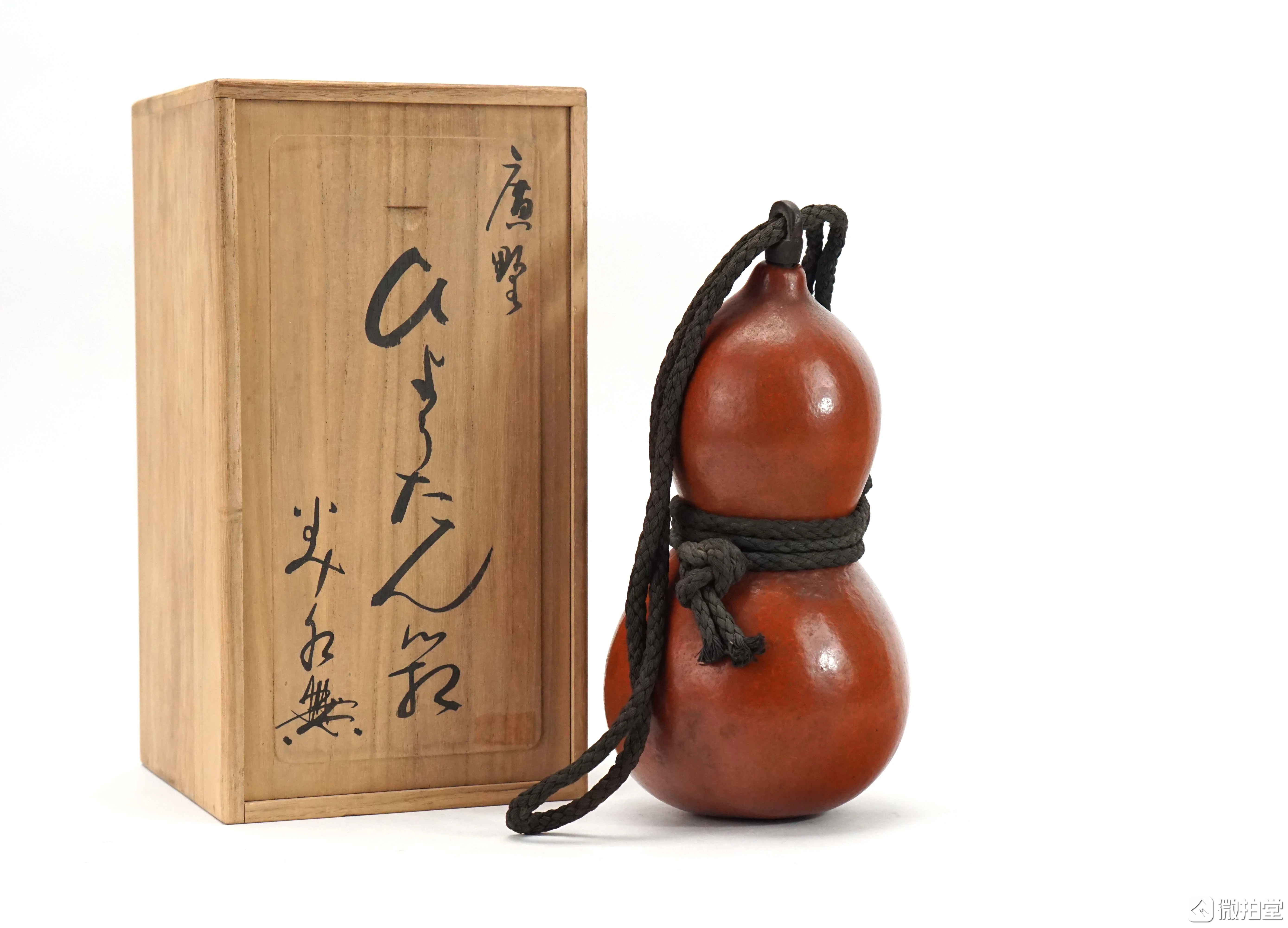 日本百年老包浆红皮葫芦，重75克，高21.5厘米，直径10.5厘米。