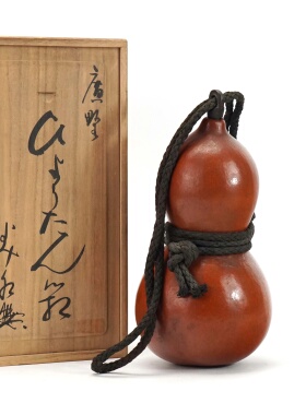 日本百年老包浆红皮葫芦，重75克，高21.5厘米，直径10.5厘米。