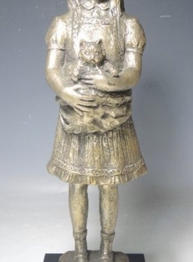 富永直树作品铸铜抱猫的女孩，高42公分，重6.4公斤。