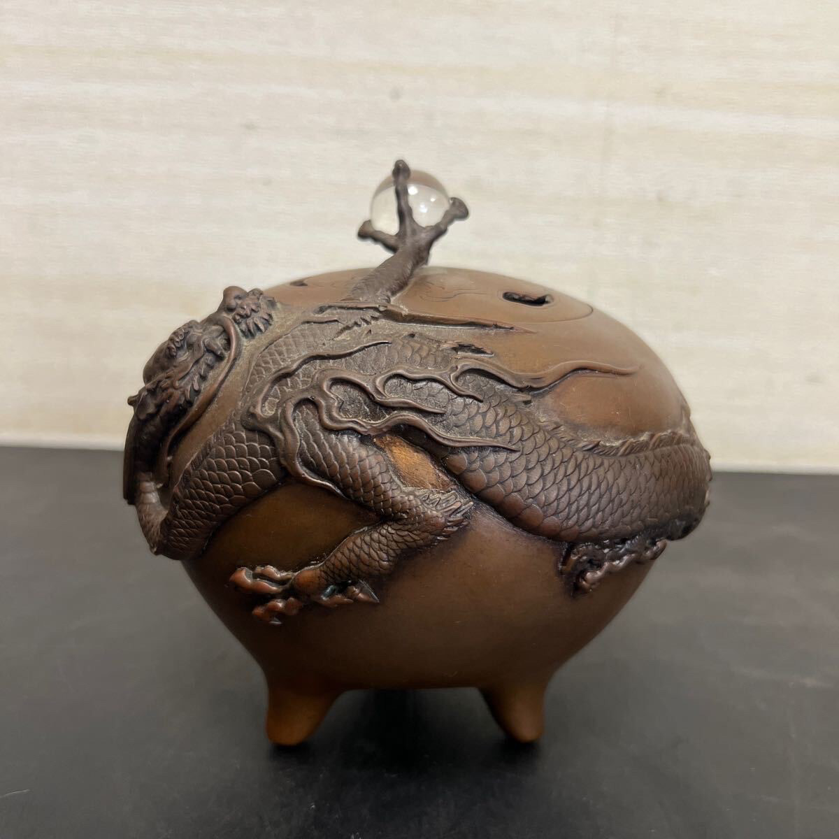 米田秀保作水晶摘细工浮雕云龙铜香炉,重2.45千克,肚径14cm
