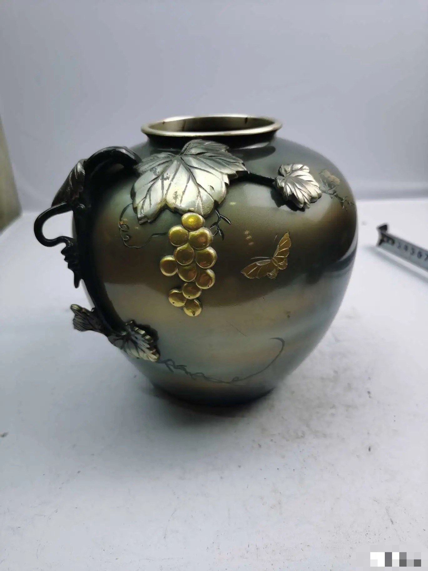 日本葡萄高浮雕铜花瓶，重1.3千克，高16.5厘米，口径8厘米。