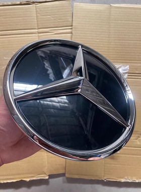 奔驰新款GLB 247前中网大标，全新原装，镜面设计，黑色底色搭