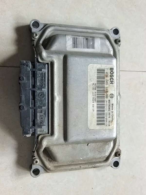吉利GX9发动机电脑板 原装拆车 实物图片拍摄 型号F01R00DZ48