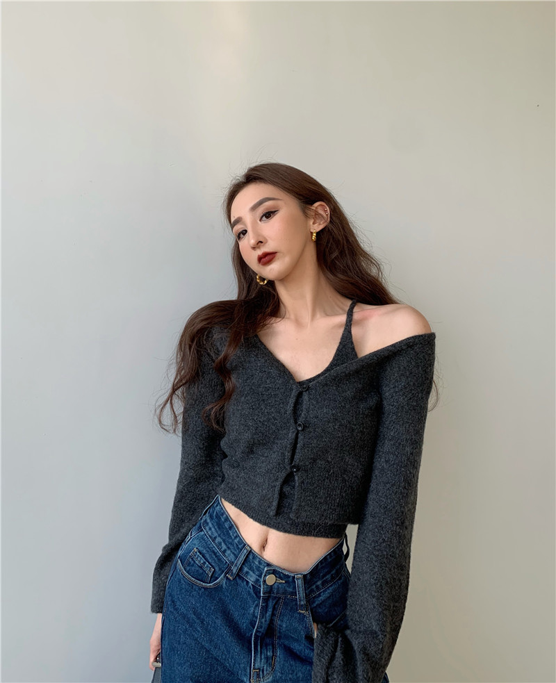 The real price is not reduced, lazy V-neck short cardigan + knitted sling suit