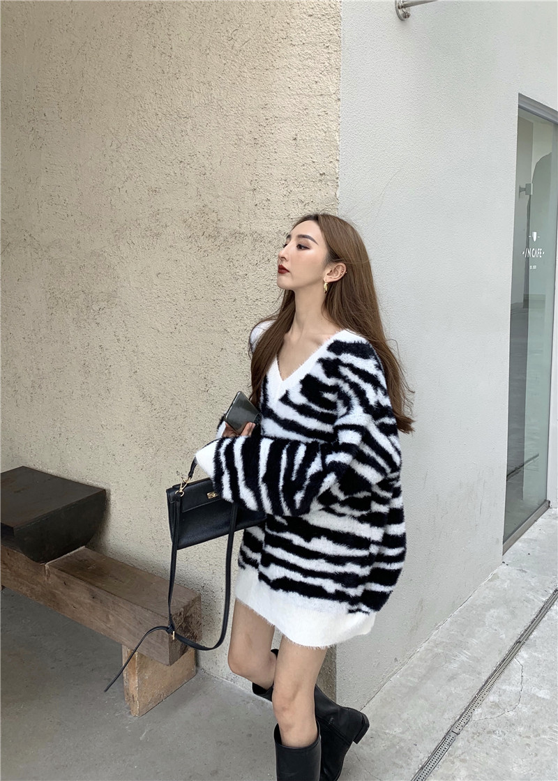 Relaxed and lazy V-neck zebra mid length sweater