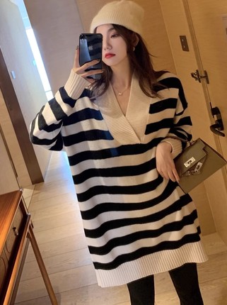高级感V领条纹慵懒风大码毛衣23女秋冬新款宽松中长款针织连衣裙