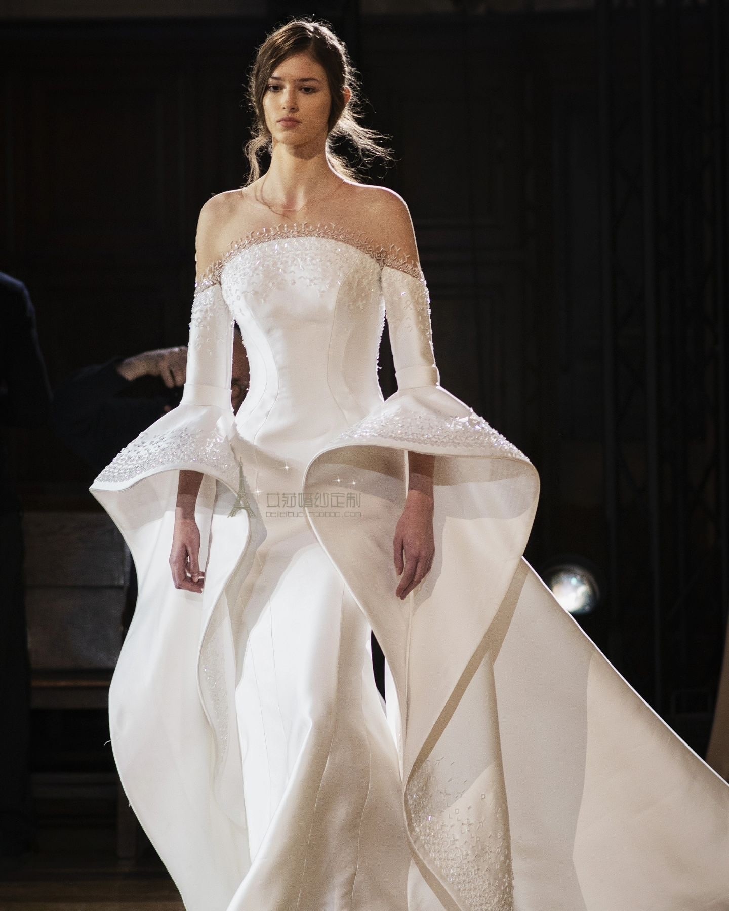 eliesaab不一样的婚礼 中国风广袖水晶流仙缎面鱼尾婚纱 主纱