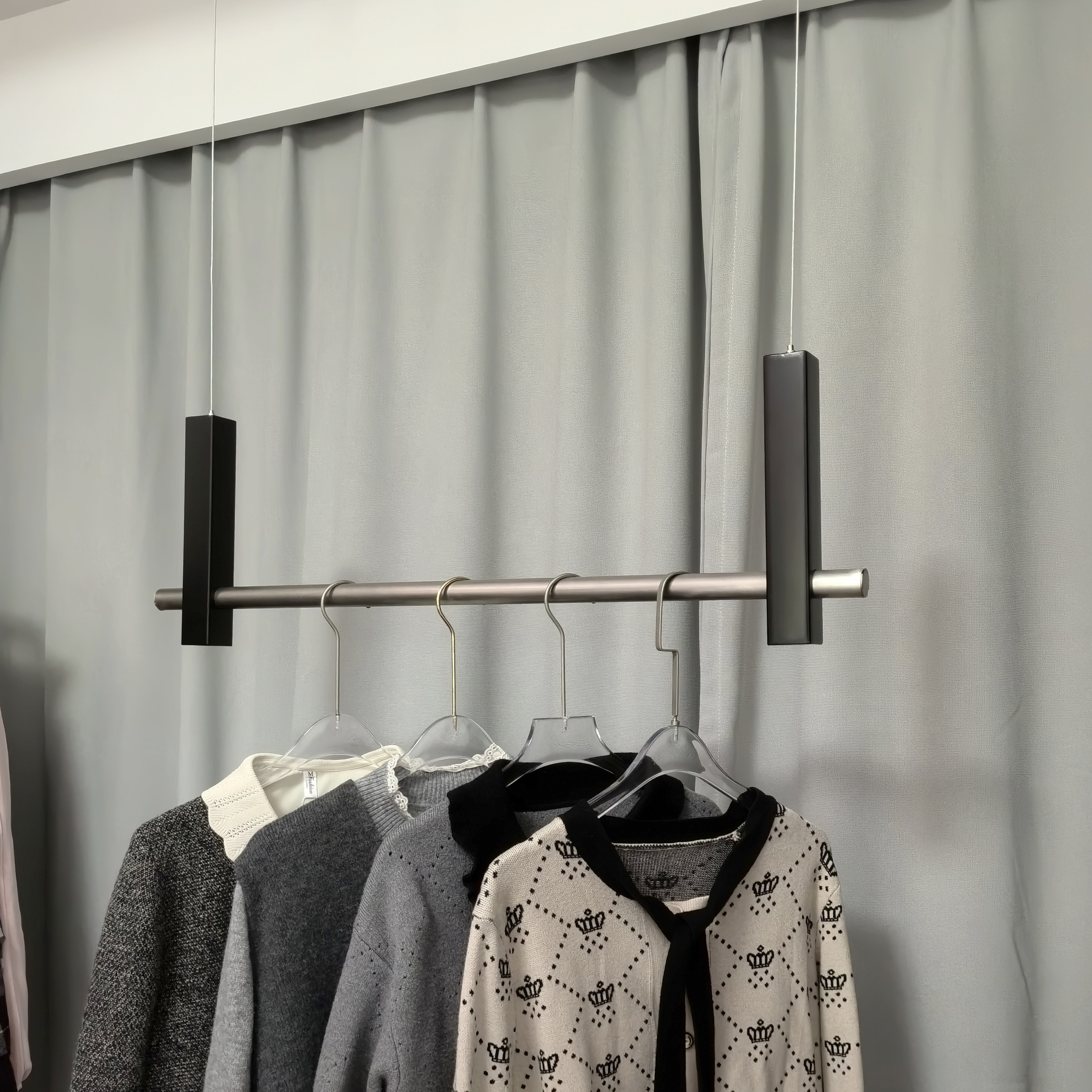 服装店橱窗展示架黑色不锈钢挂衣架钢丝吊架悬顶吊挂吊杆上墙架子