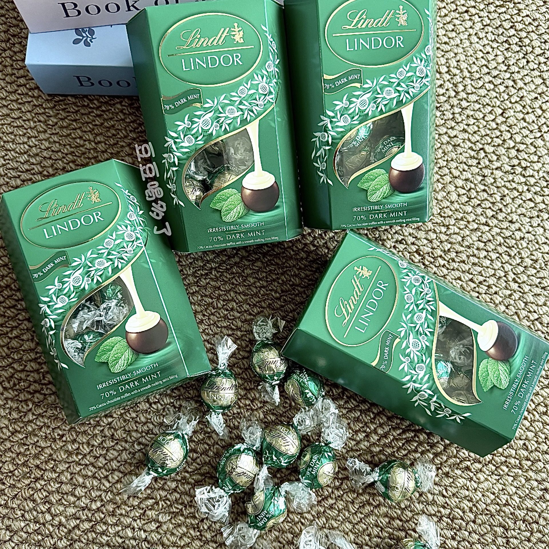 现货意大利瑞士莲Lindt纯可可脂70%黑巧软心薄荷巧克力球200g