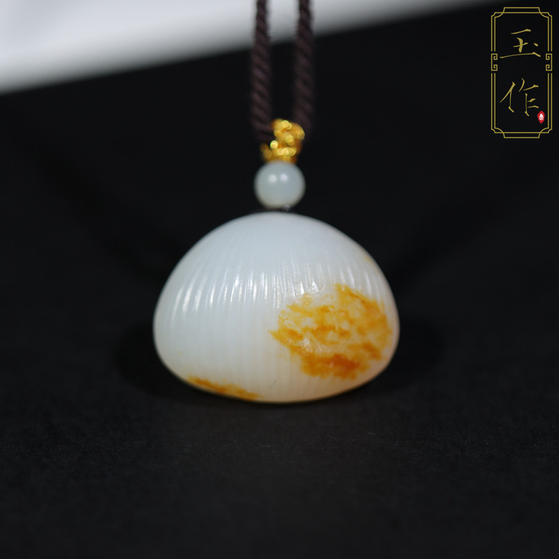 玉奕玉雕工作室8克新疆和田玉籽料洒金皮贝壳苏工特色男女挂件