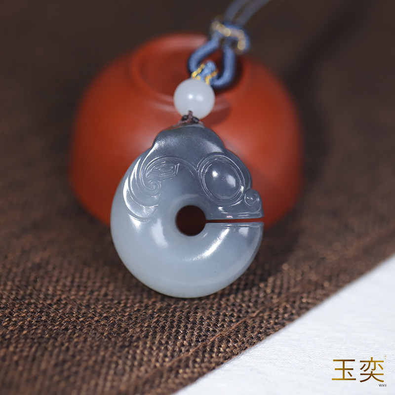 玉奕新疆和田玉籽料青花玉猪龙