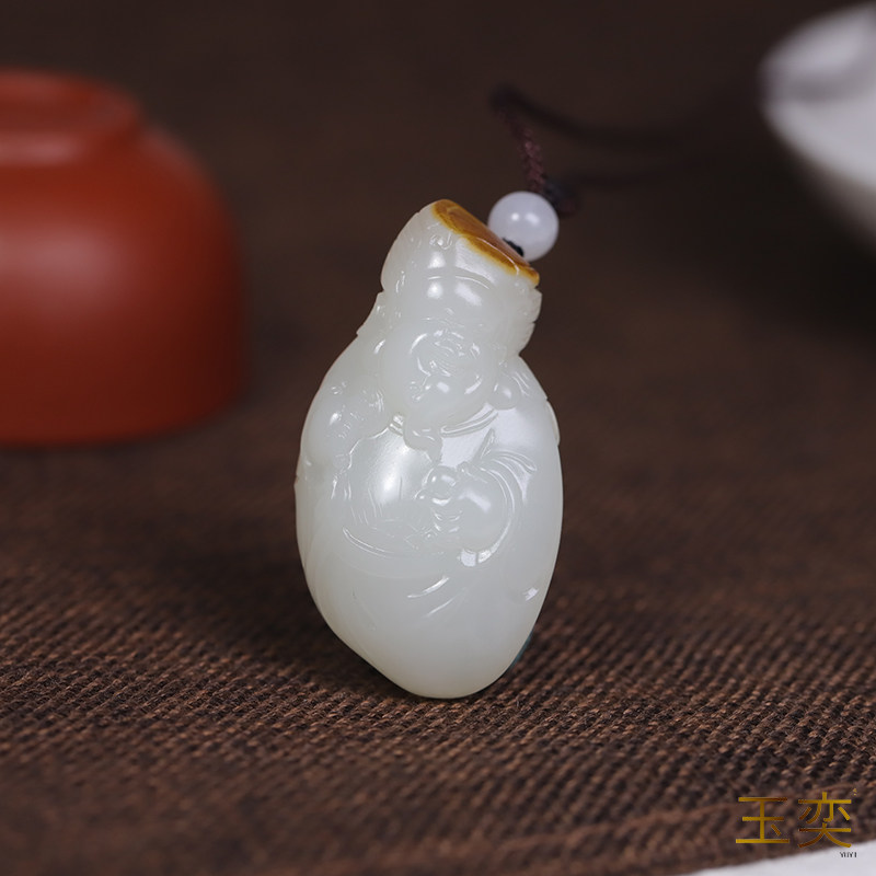 玉奕新疆和田玉籽料秋梨皮挂件