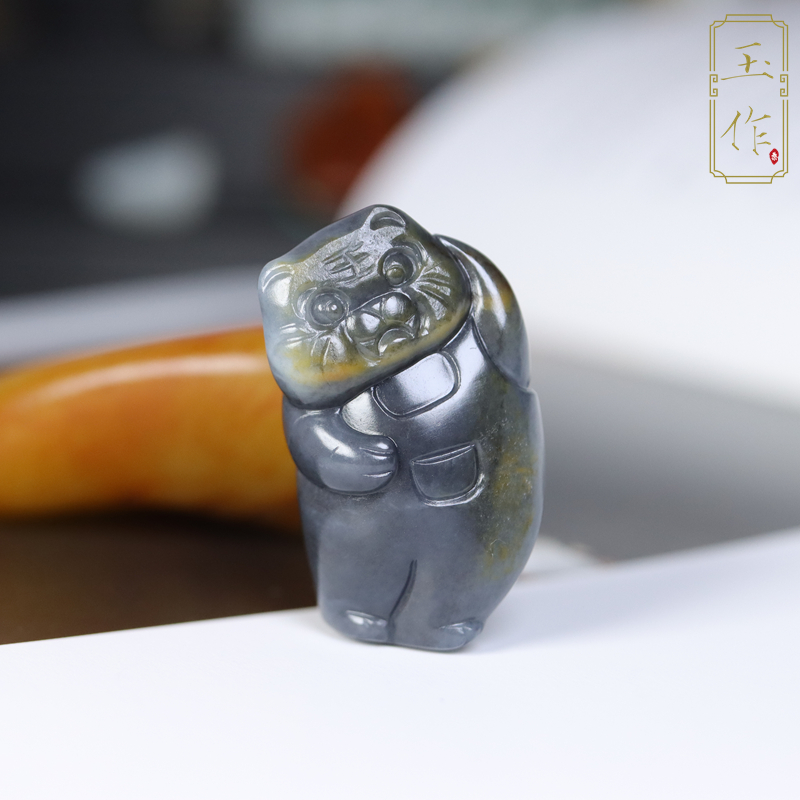 玉作新疆和田玉籽料10.8克青花苏工特色三色生肖虎老虎挂件玉吊坠