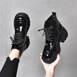 亮皮厚底马丁靴女2023新款 中筒小个子增高黑色英伦亮面短靴子机车