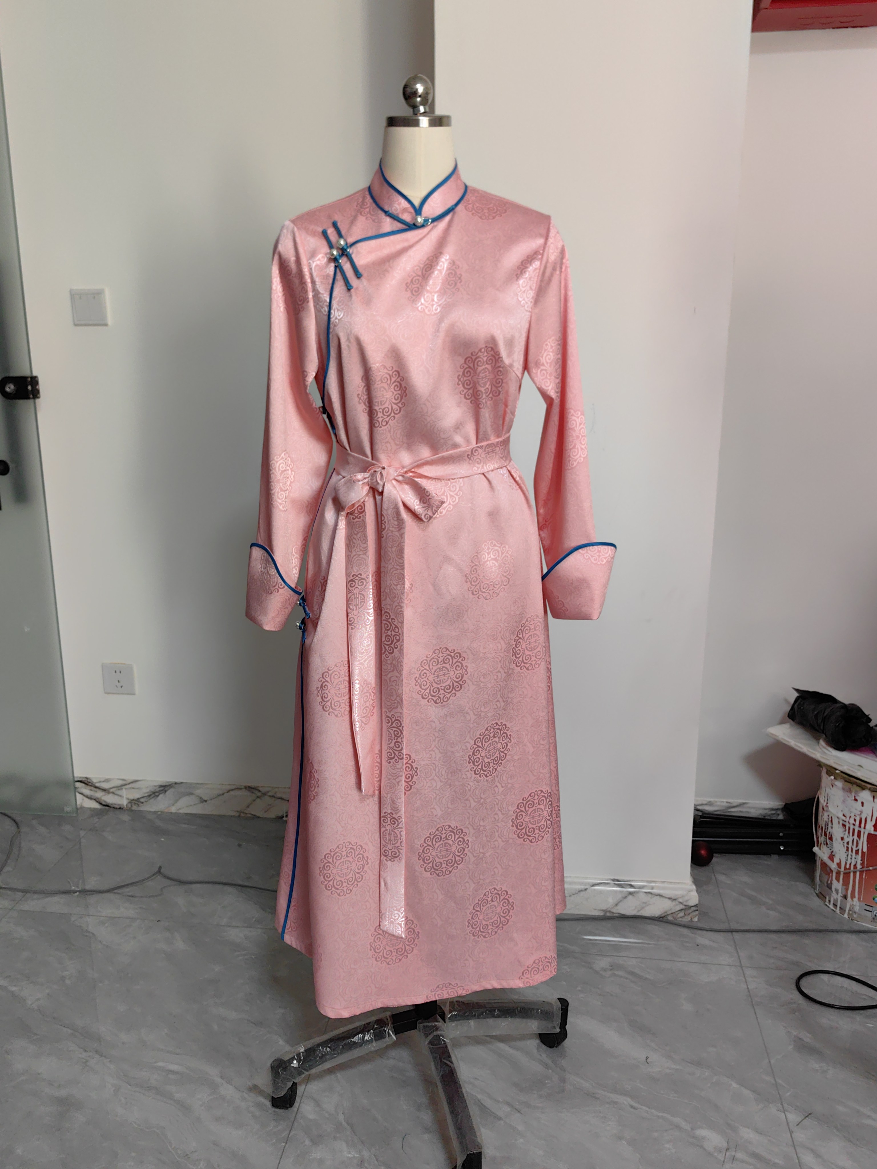 娜仁朵蓝2026春季新款女士蒙古袍演出服少数民族生活装蒙古袍