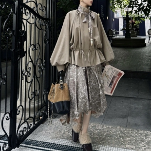 卡其色短款 圣诞穿搭 赵露思Cello 风衣夹克外套碎花半裙 对版