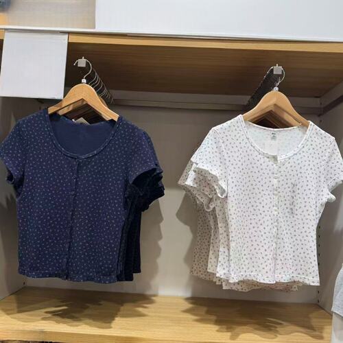 女装华夫格单排扣印花短T