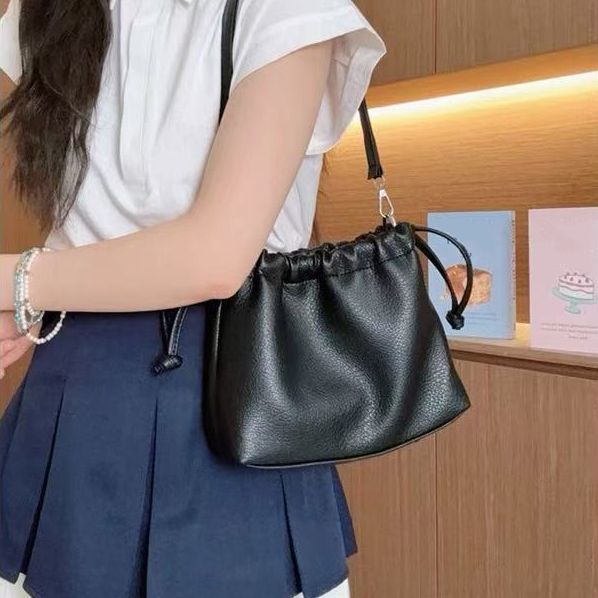 收藏】时尚日韩新款女士单肩包百搭斜挎包包小众褶皱云朵包水桶包