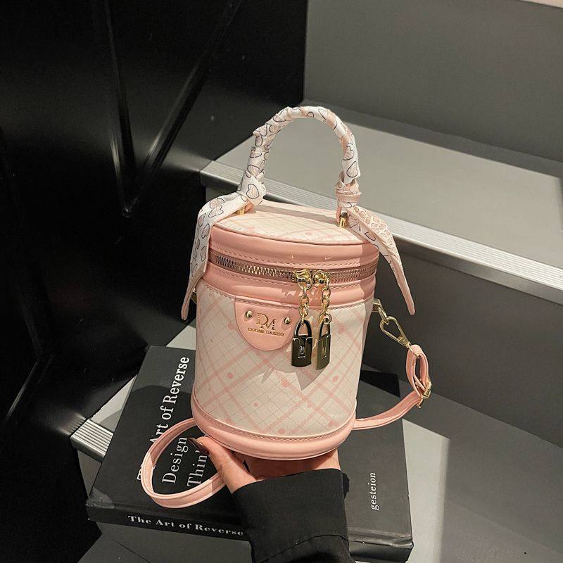 高级2025小众格纹ins设计新款时尚洋气百搭单肩斜挎包手提水桶包