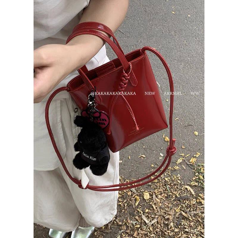 小众设计手提包包女2025新款夏天时尚水桶包百搭休闲手机包红色包