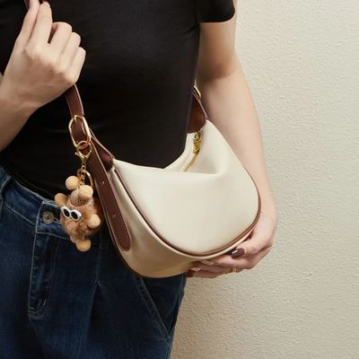 冬天小挎包轻便网红百搭爆款饺子包女斜挎新款大容量女包洋气小众
