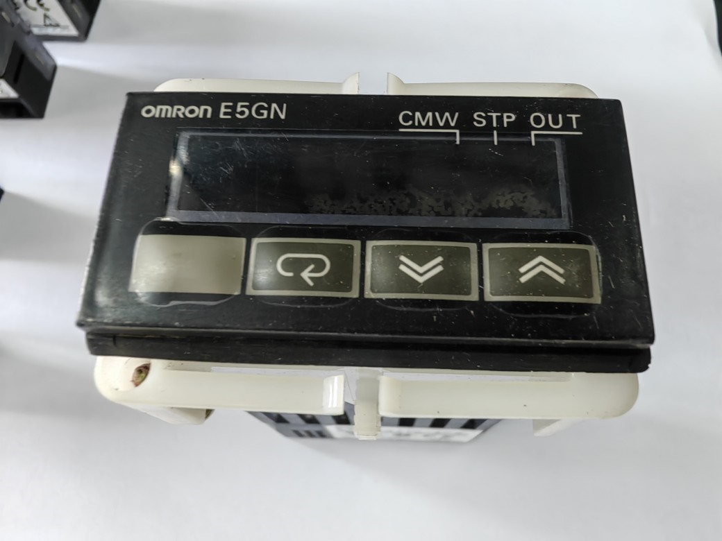 温控器 E5GN E5GN-Q1TC E5GN-Q1TC-304  原装九成新