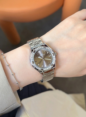 新款镶钻女士手表轻奢钢带不掉色简约百搭夜光小众防水女表