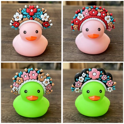 新款簪花鸭邻里奶茶店小鸭子玩具装饰配件可爱小黄鸭配饰帽子眼镜