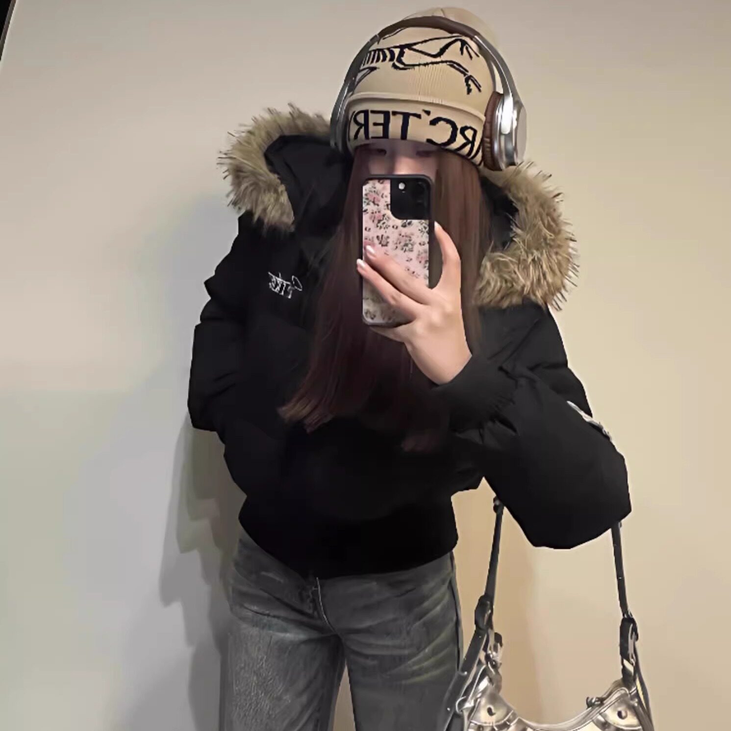 短款黑色毛领连帽羽绒服外套女