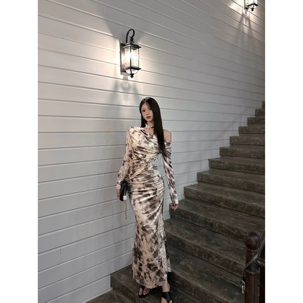 性感纯欲御姐轻熟风丝绒连衣裙显瘦秋冬两件套包臀修身设计感长裙