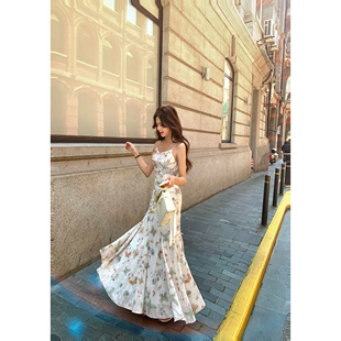 辣妹性感纯欲蝴蝶印花吊带连衣裙女夏气质收腰显瘦度假风碎花长裙