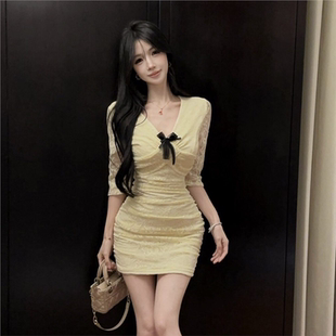 秋季新款设计感纯欲中袖蕾丝包臀短裙女装韩版修身褶皱V领连衣裙
