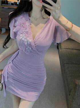 辣妹纯欲收腰显身材夜店女