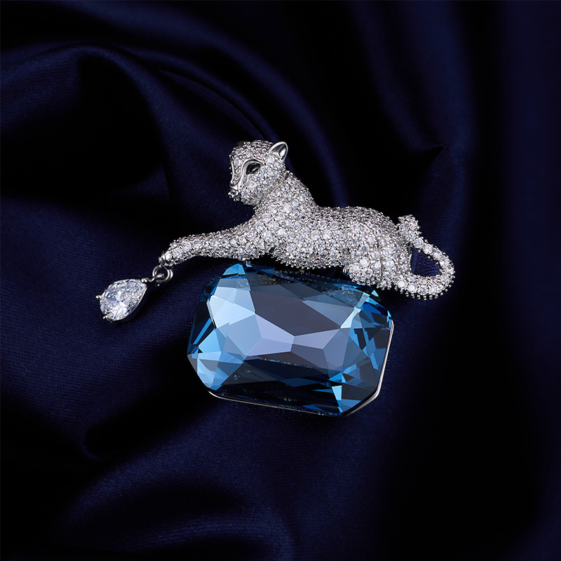 高档轻奢镶钻方形水晶豹子胸针男女生个性金钱豹秋冬大衣外套胸花