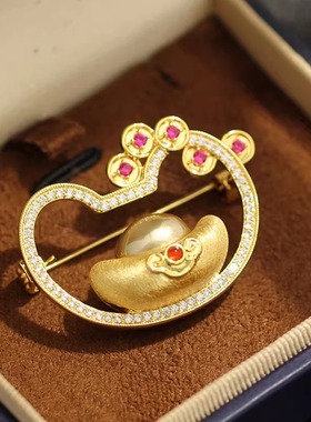 轻奢锆石镶钻拉丝金色元宝铜钱币胸针男女生新年招财大衣胸花领针