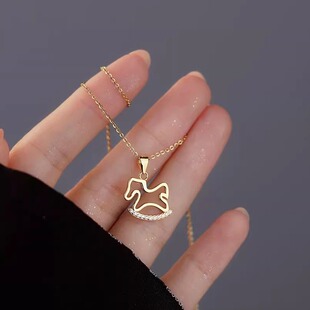 S999纯银足银镶钻小马木马项链女生极简通勤生肖马年吊坠锁骨链女