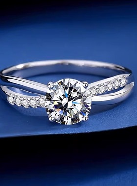 S925纯银扭臂四爪镶钻一克拉圆形莫桑钻戒指女生轻奢仿真钻食指环