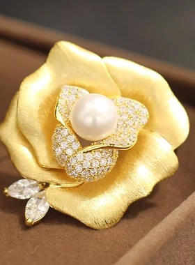 高档轻奢锆石珍珠镶钻玫瑰花朵胸针女生气质金色拉丝花瓣大衣胸花