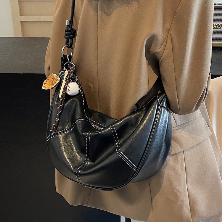 秋冬新款高级感流行复古饺子包通勤日常两用简约时尚单肩包斜挎包