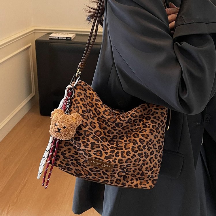 秋冬新款高级感复古流行麂皮豹纹腋下包包女通勤日常单肩斜挎时尚