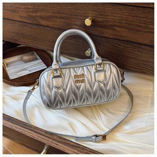 2025新款保龄球包包女小众大容量波士顿枕头包时尚手提miu系