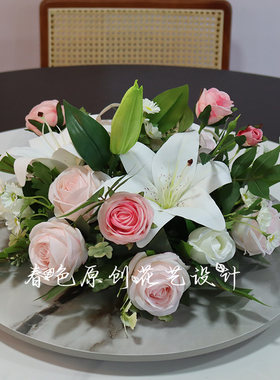 立式空调柜机上的摆花餐厅圆桌花