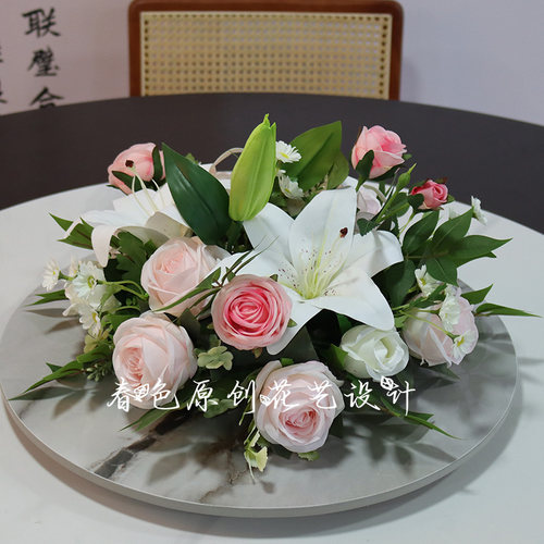 立式空调柜机上的摆花餐厅圆桌花