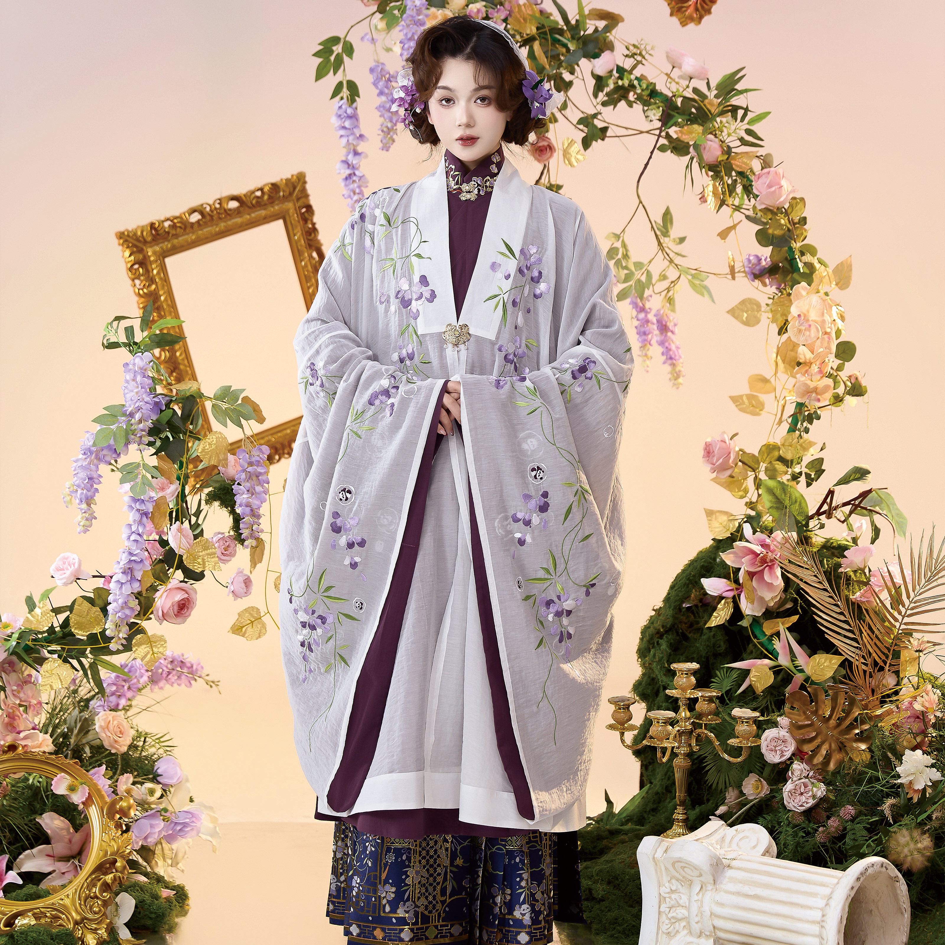 花朝记｜花间灵玑熊猫｜晚明汉服披风立领大襟衫马面裙绣花传统春