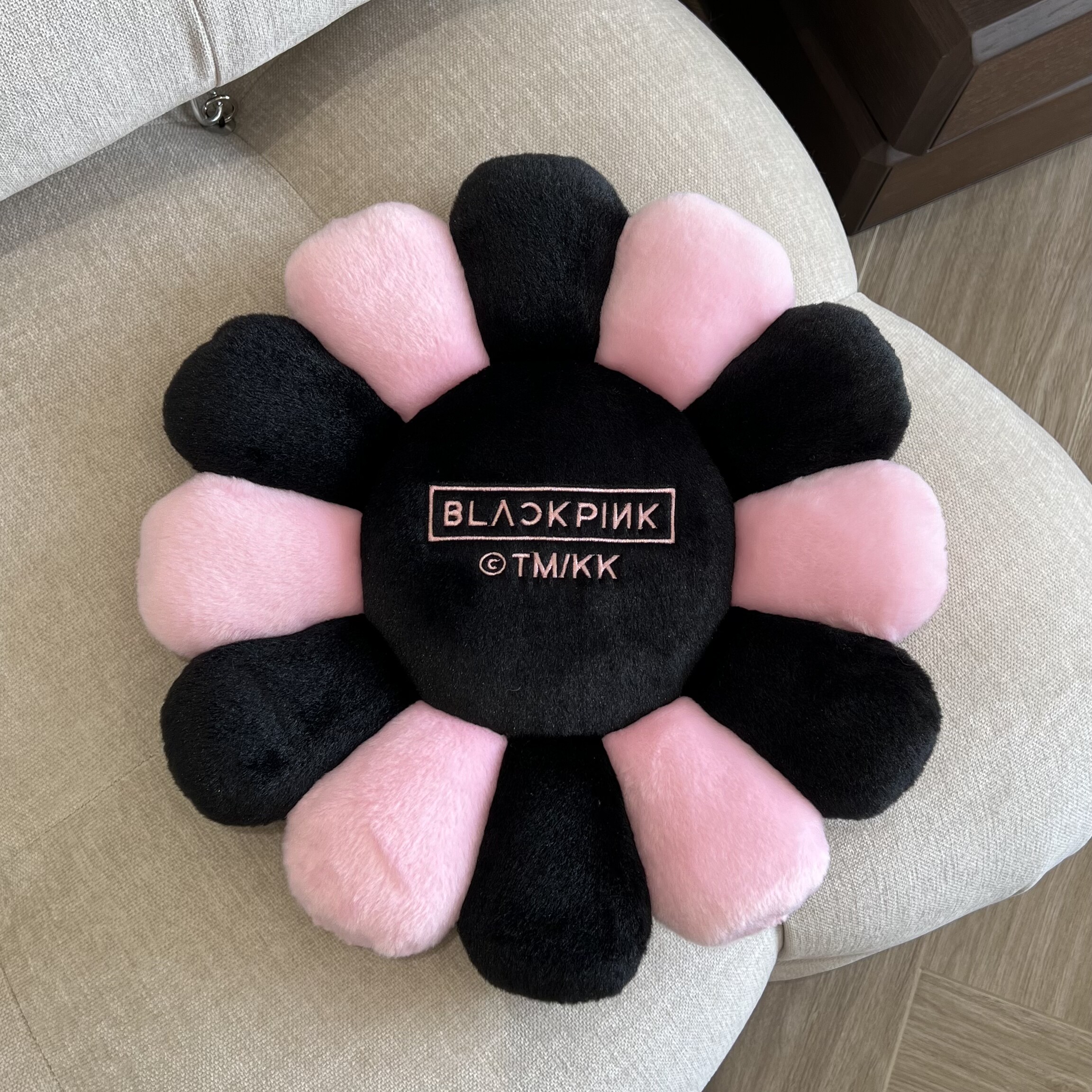 联名blackpink太阳花毛绒抱枕潮流摆件60cm抱枕摆件ins潮流