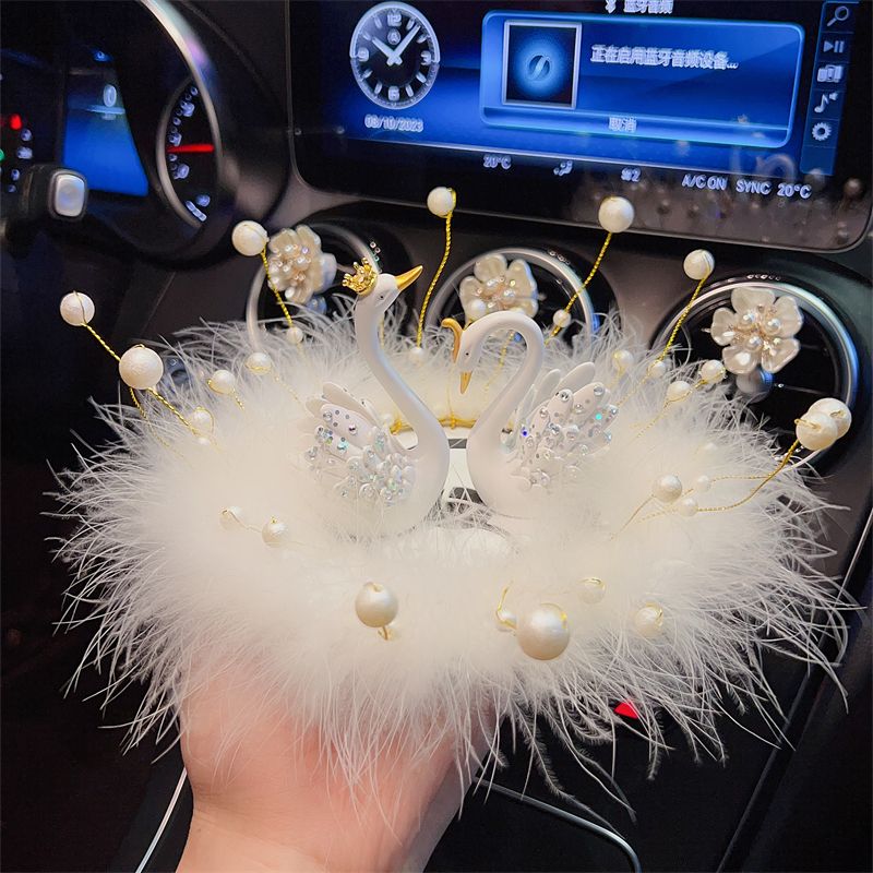 女神情侣天鹅汽车车内饰品可爱摆件车载中控台女士装饰品网红桌摆