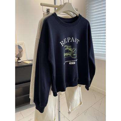 显白藏青色字母印花圆领套头卫衣