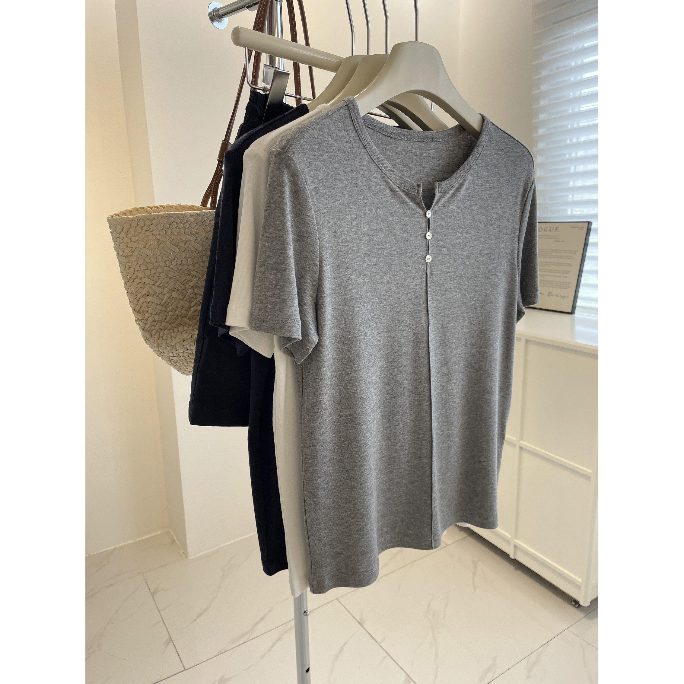 开口小V领~莱赛尔天丝短袖T恤女！夏气质百搭弹力显瘦纯色纽扣Tee